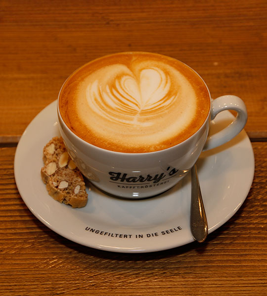 Cremiger Cappuccino bei Harry's Kaffeerösterei